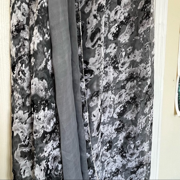 100% polyester massive Grey wrap scarf with silver, white, and grey floral print - Picture 4 of 4